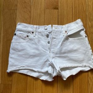 Levi’s shorts white